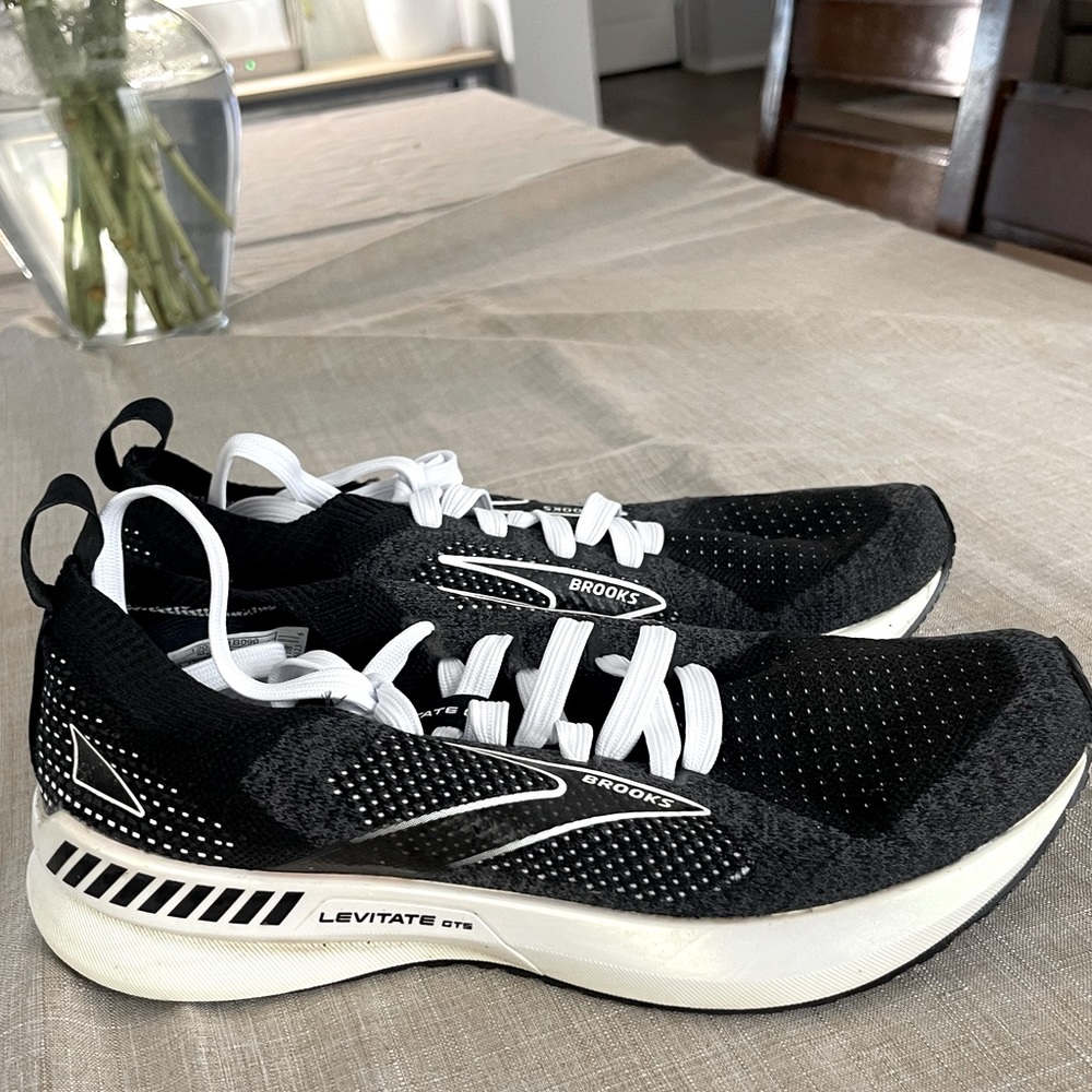 Women’s Brooks Levitate